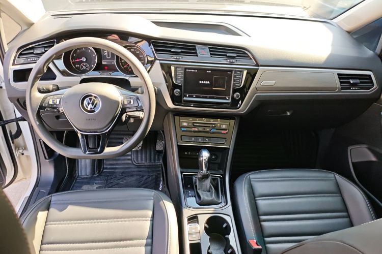 Volkswagen Touran 2021 immagine di auto #12