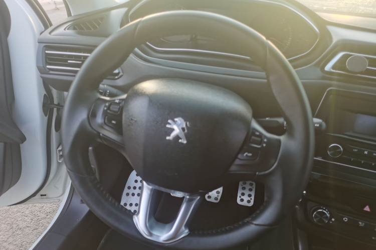 Peugeot 308 2018 car image #12