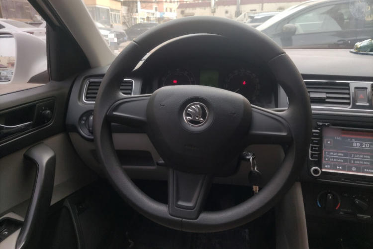 Skoda Rapid 2016 imagen de coche #12