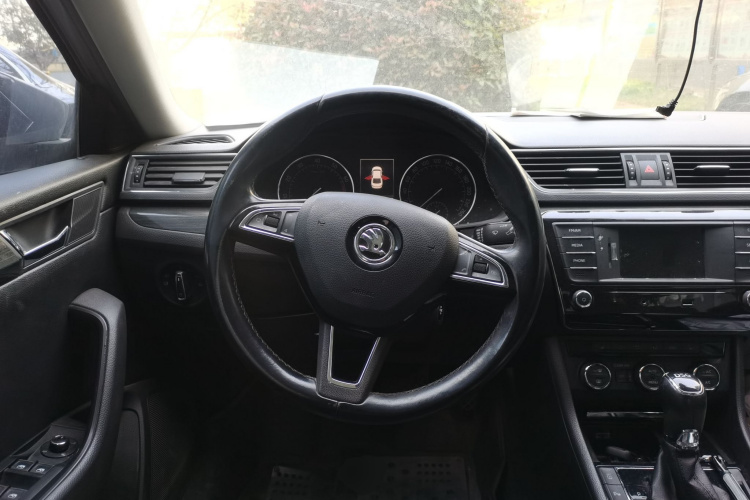 Skoda Superb 2016 car image #12