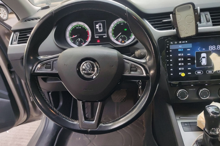 Skoda Octavia 2017 car image #12