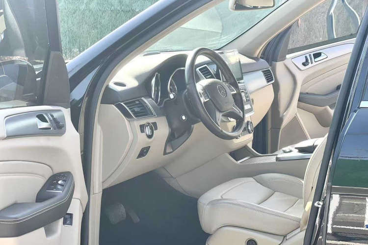 Mercedes-Benz M Class 2015 car image #12