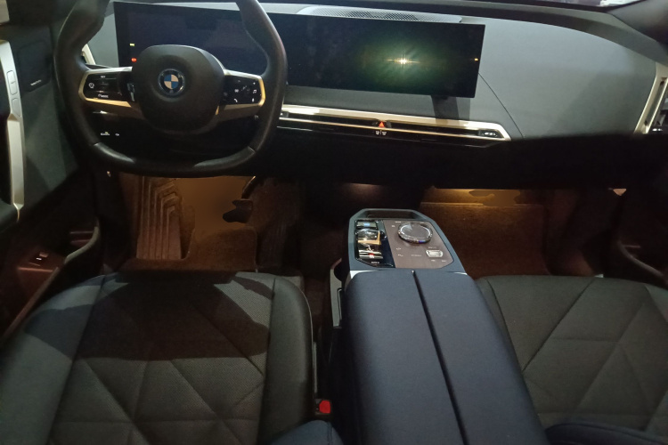 BMW iX 2024 immagine di auto #12