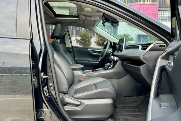 Toyota RAV4 2022 image de voiture #12