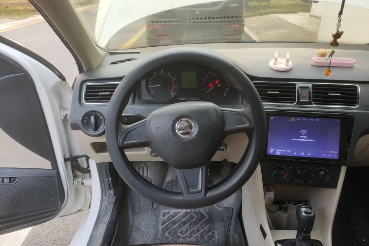 Skoda Rapid 2015 #12 Skoda Rapid 2015 car image #12