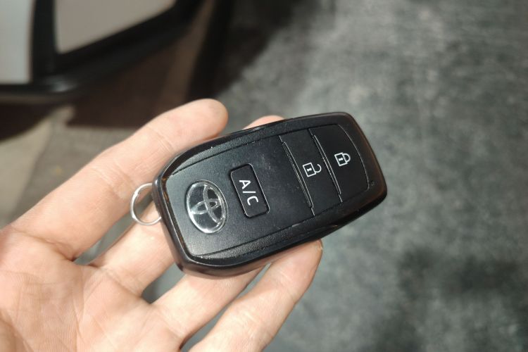 Toyota bZ4X 2023 immagine di auto #12