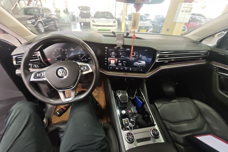 Volkswagen Touareg 2018 car image #12