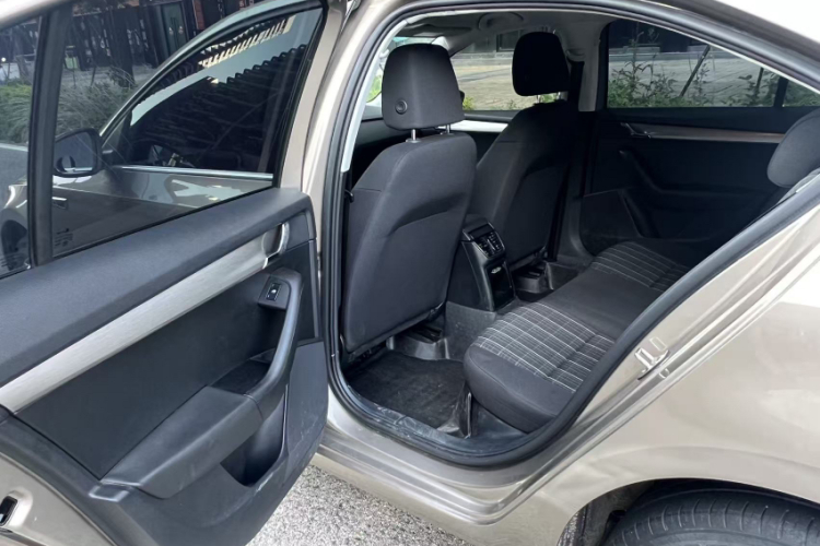 Skoda Octavia 2019 car image #12