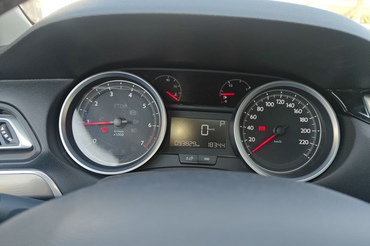 Peugeot 408 2018 car image #12