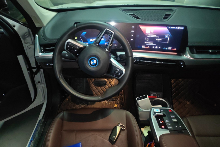 BMW iX1 2024 car image #12