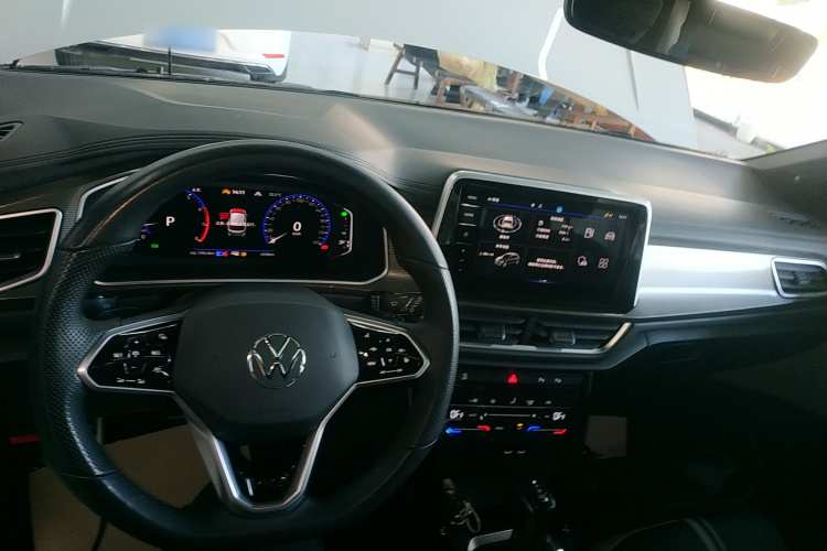 Volkswagen T-Roc 2023 car image #12