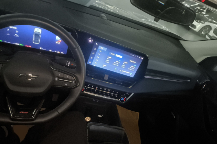 Chevrolet Equinox Plus 2025 car image #12