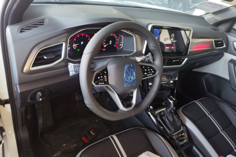 Volkswagen T-Roc 2025 car image #12