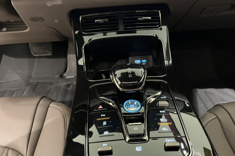 BYD Han 2024 car image #12