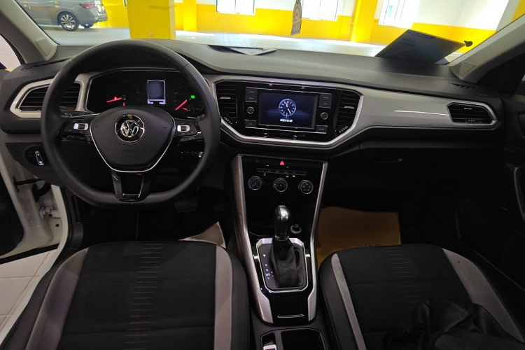 Volkswagen T-Roc 2020 car image #12