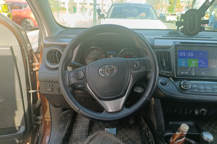 RAV4 2016 car image #12