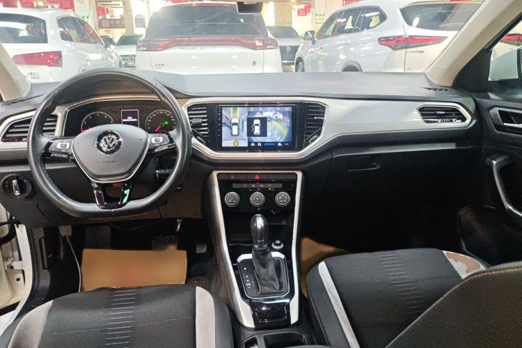 Volkswagen T-Roc 2020 car image #12