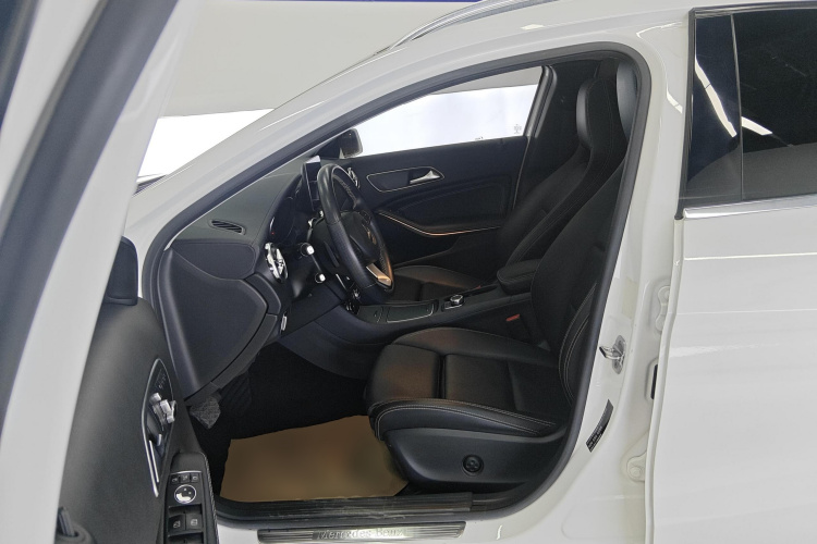 Mercedes-Benz GLA Class 2018 car image #12