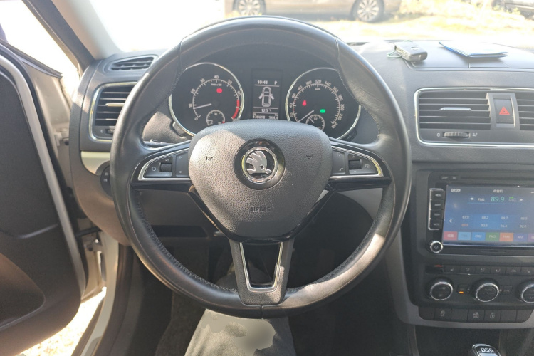 Skoda Yeti 2015 car image #12