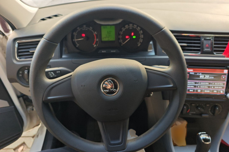 Skoda Rapid 2016 car image #12