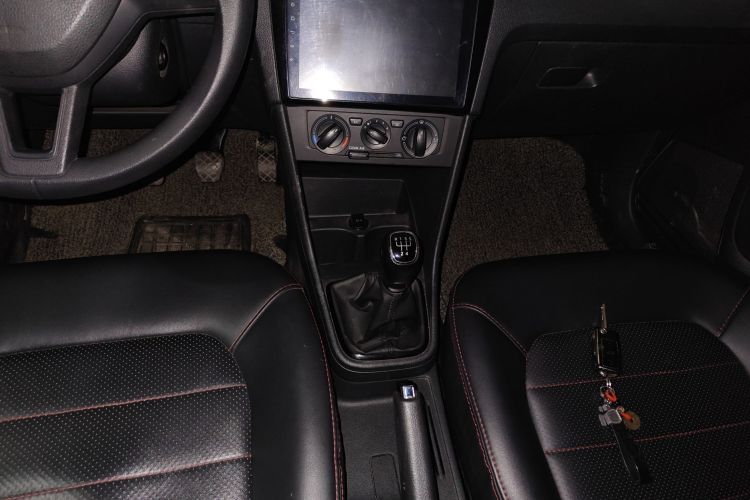 Skoda Rapid 2017 car image #12