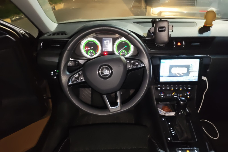 Skoda Superb 2019 car image #12