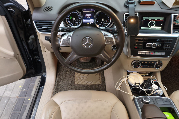 Mercedes-Benz M Class 2015 car image #12