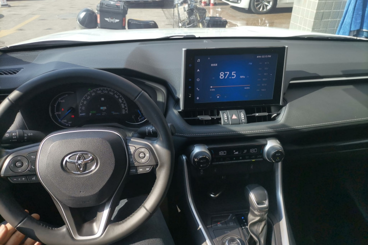 Toyota RAV4 2022 car image #12