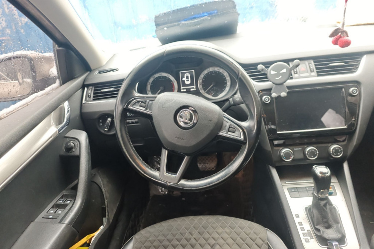 Skoda Octavia 2018 car image #12