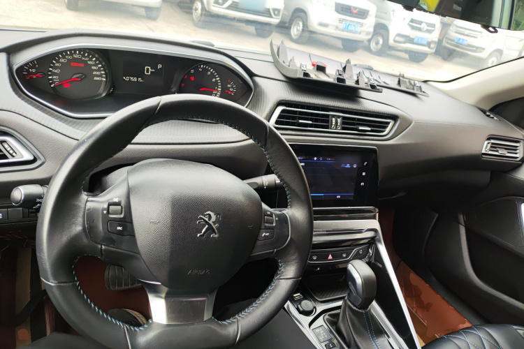 Peugeot 308 2019 car image #12