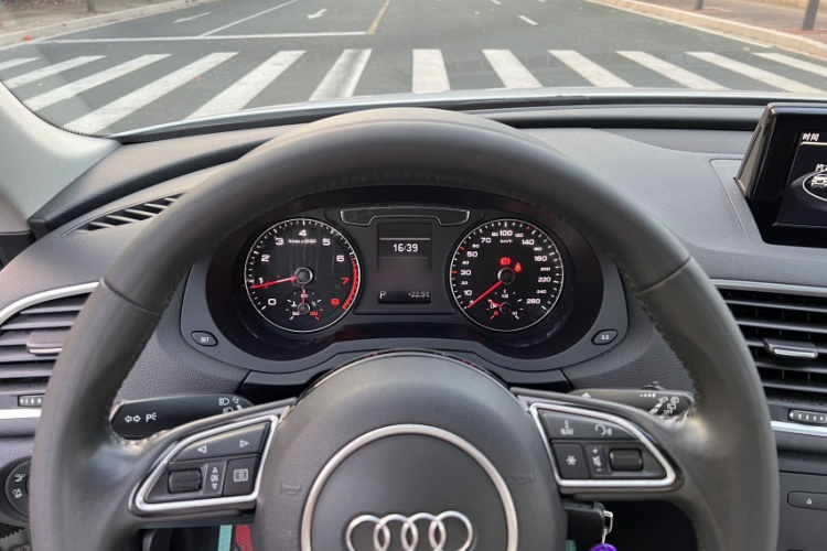 Audi Q3 2017 car image #12