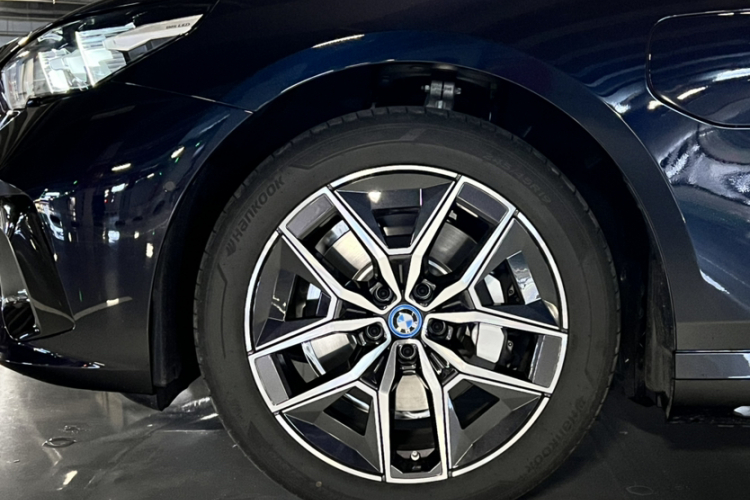 BMW i5 2025 car image #12
