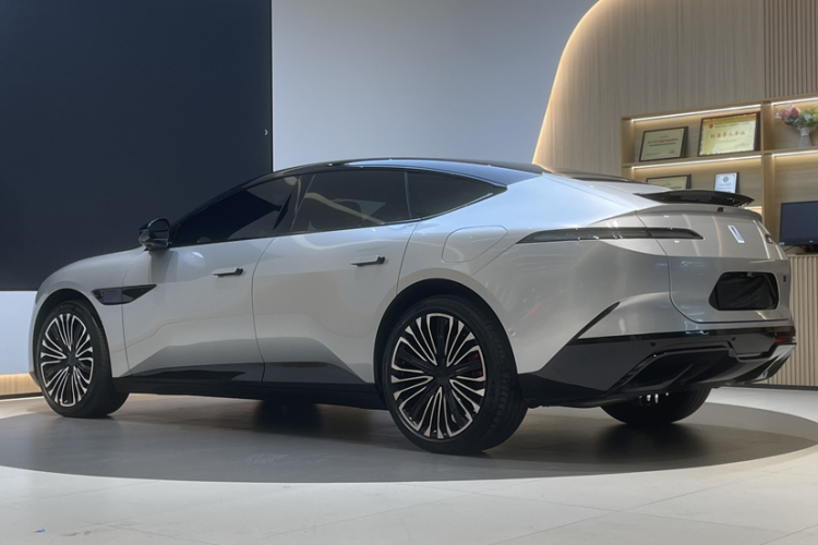 Avatr 12 2024 car image #12