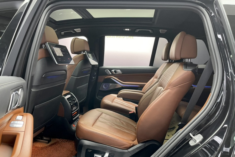 BMW X7 2020 car image #12