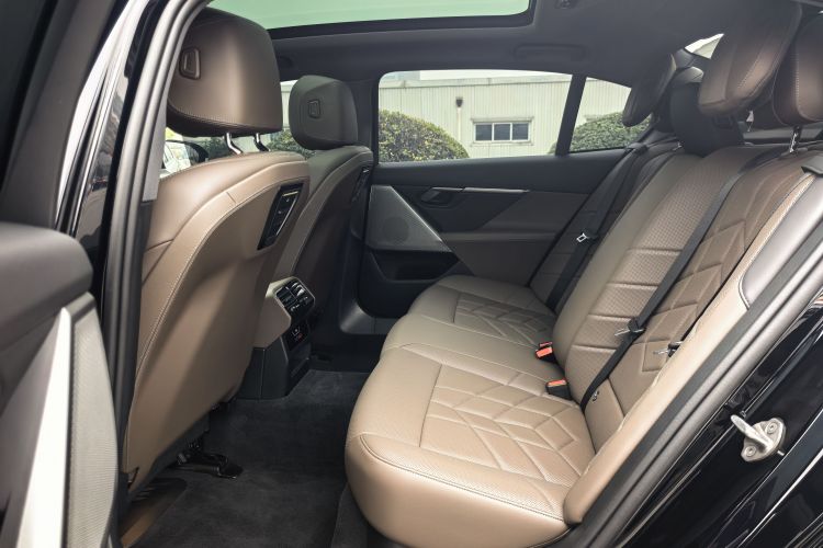 BMW i5 2024 car image #12
