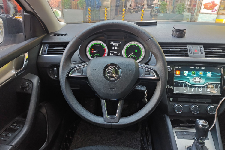 Skoda Octavia 2019 car image #12