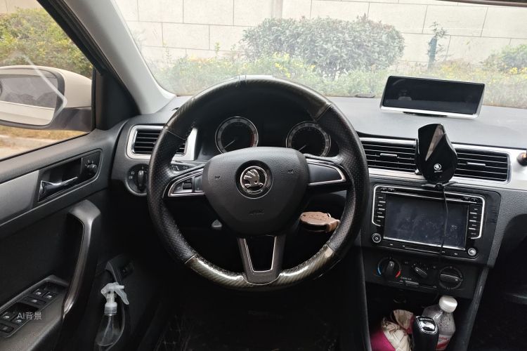 Skoda Rapid 2018 car image #12