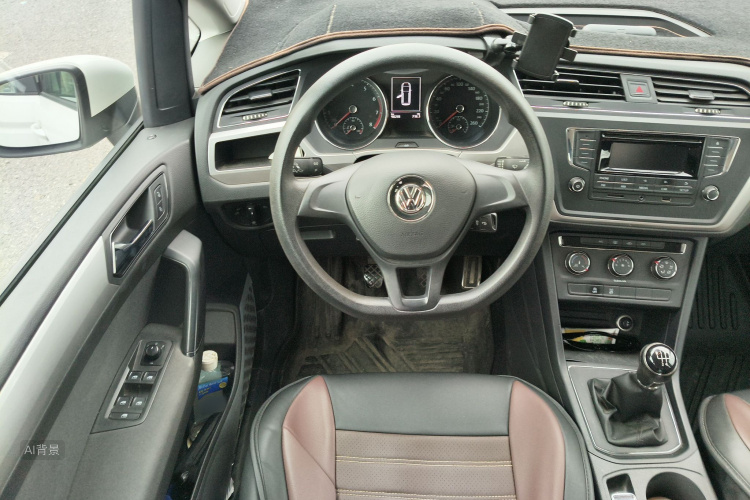 Volkswagen Touran 2017 car image #12