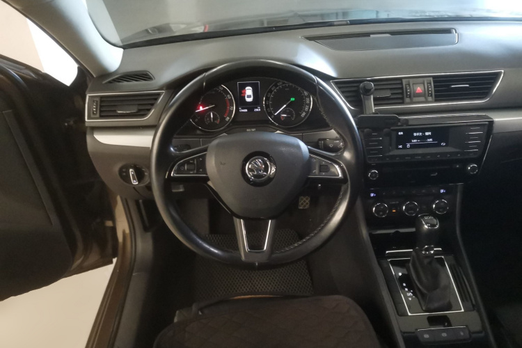 Skoda Superb 2015 car image #12
