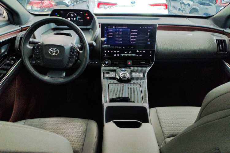 Toyota bZ4X 2022 immagine di auto #12