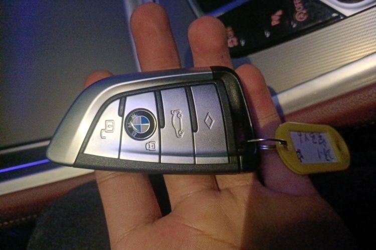 BMW X6 2022 car image #12