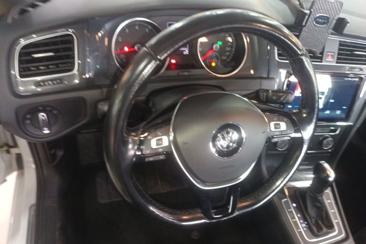 Volkswagen Golf 2019 car image #12