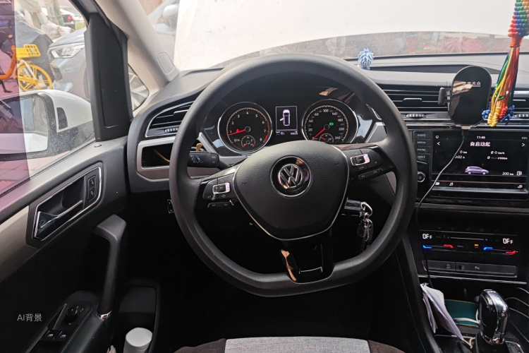 Volkswagen Touran 2021 car image #12