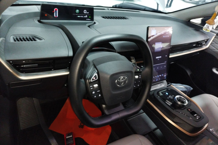 Toyota bZ3 2024 immagine di auto #12