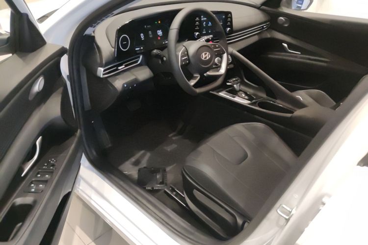 Hyundai Elantra 2025 car image #12