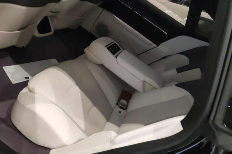 Avatr 12 2024 car image #12