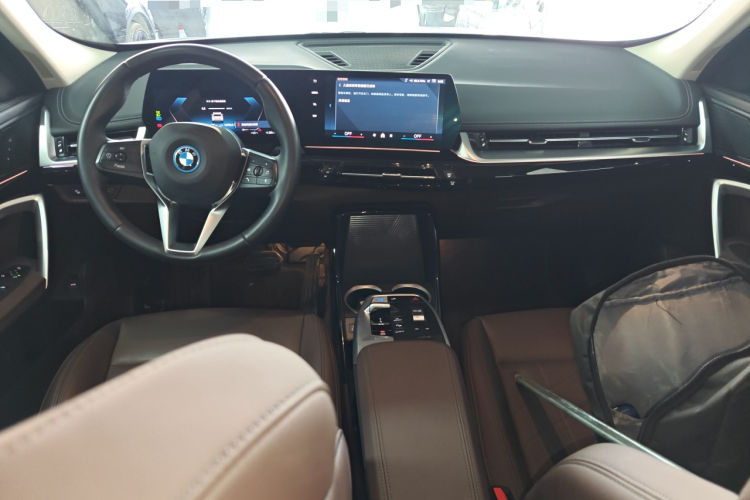 BMW iX1 2025 #12 BMW iX1 2025 صورة سيارة #12