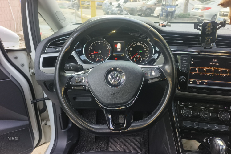 Volkswagen Touran 2018 car image #12