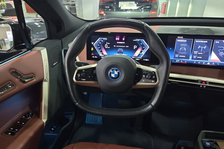 BMW iX 2024 immagine di auto #12