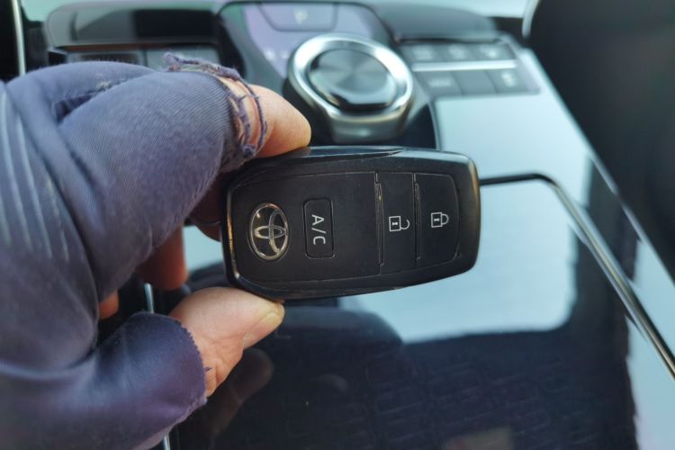 Toyota bZ4X 2022 immagine di auto #12